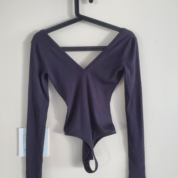 NWOT Aritzia v-neck bodysuit - Picture 4 of 5